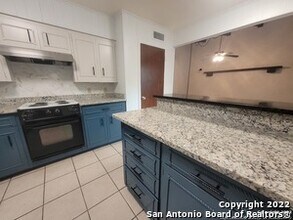 1210 Hillcrest Dr in New Braunfels, TX - Foto de edificio - Building Photo