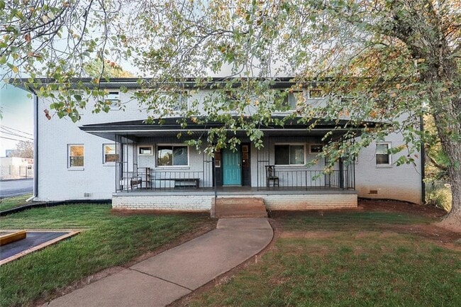 property at 2835 Belvedere Ln