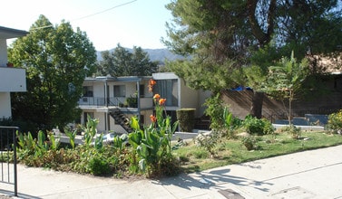Kabir Apts (Montrose) in Montrose, CA - Foto de edificio - Building Photo