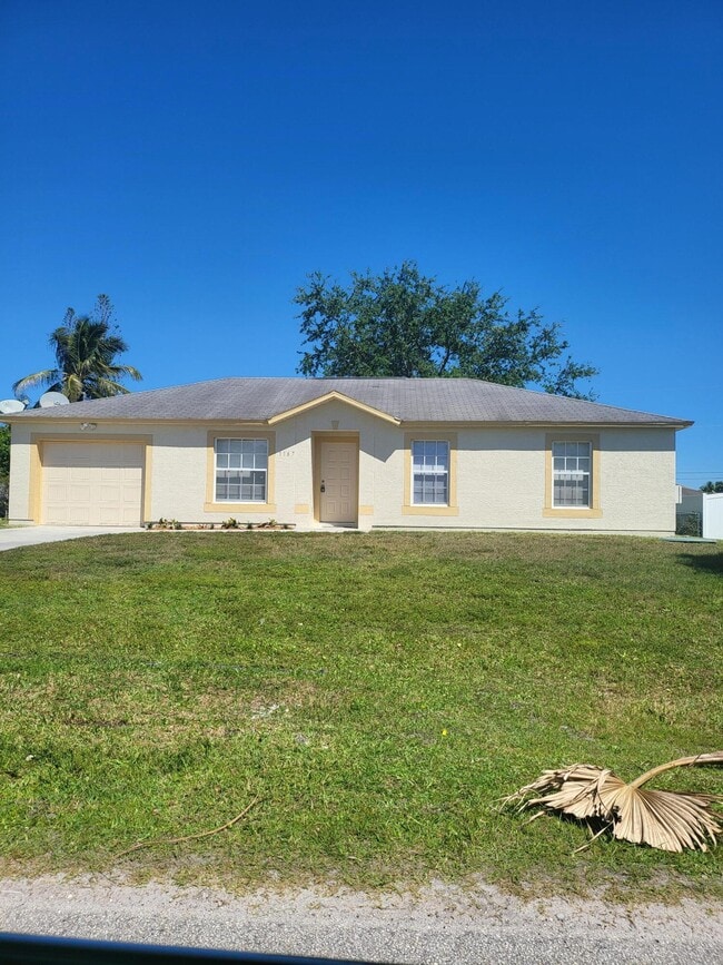 1167 SW Curtis St in Port St. Lucie, FL - Building Photo - Building Photo