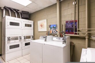 1225 N La Salle Dr, Unit 402 in Chicago, IL - Building Photo - Building Photo