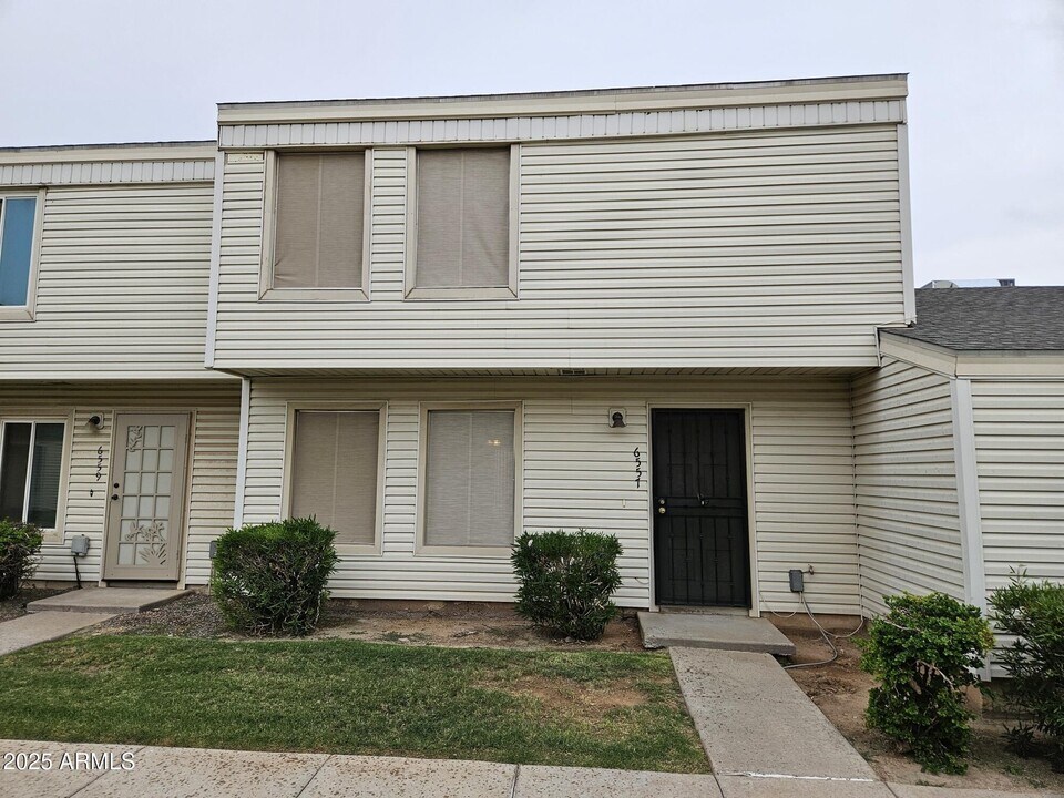 6557 S La Rosa Dr in Tempe, AZ - Building Photo
