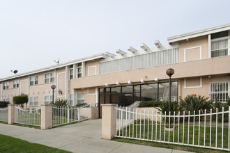 Verandah Apartments in Los Angeles, CA - Building Photo - Building Photo