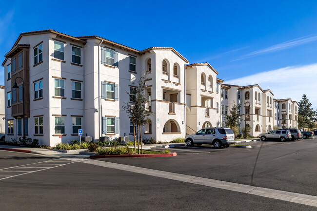 Valencia Garden Apartments in Orange, CA - Building Photo - Building Photo