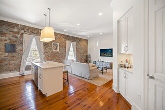 3400 Magazine St, Unit 14 in New Orleans, LA - Foto de edificio - Building Photo