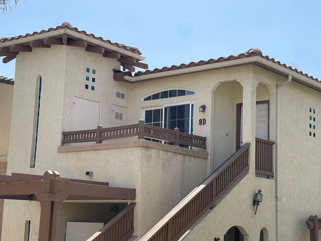 310 E McCoy Ln in Santa Maria, CA - Foto de edificio - Building Photo