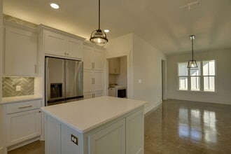 302 Red Bird Ln in Granbury, TX - Building Photo - Building Photo