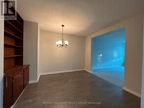 555-555 Brittany Dr in Ottawa, ON - Building Photo - Building Photo