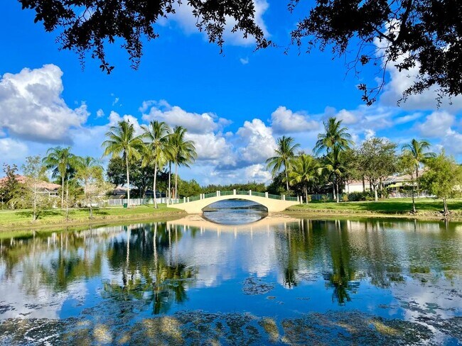 8264 Pine Cay Rd in Wellington, FL - Building Photo - Building Photo