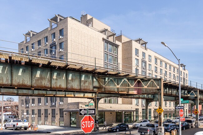 Edwin's Place in Brooklyn, NY - Foto de edificio - Primary Photo