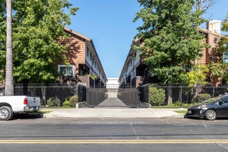 7115 Etiwanda Ave in Los Angeles, CA - Building Photo - Building Photo