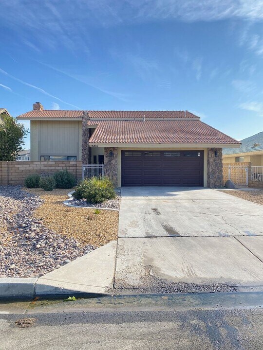 13765 White Sail Dr in Victorville, CA - Building Photo