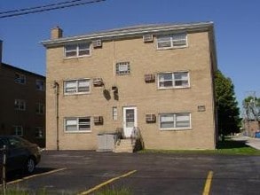 9515 S Kilbourn Ave in Oak Lawn, IL - Building Photo - Building Photo