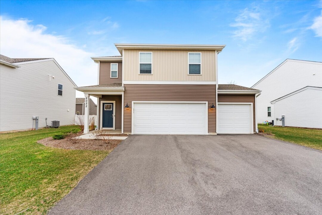 2022 Magnolia Ln in Bull Valley, IL - Building Photo