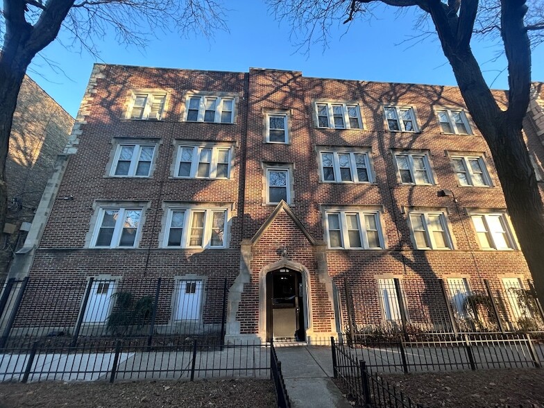 2004 W Jarvis Ave, Unit 2 in Chicago, IL - Building Photo