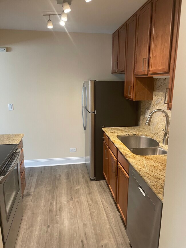 650 Perrie Dr, Unit 3rd floor in Elk Grove Village, IL - Building Photo - Building Photo