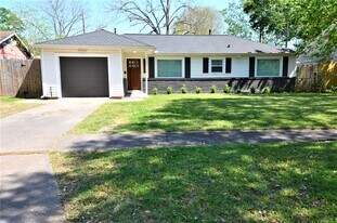 1906 Coulcrest Dr in Houston, TX - Building Photo