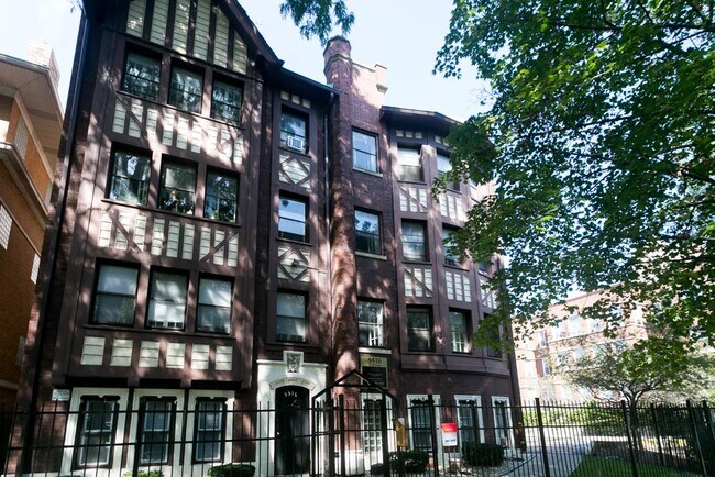 property at 5516 N Kenmore Ave
