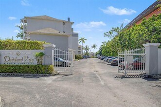 7000 SW 80th St in Miami, FL - Foto de edificio - Building Photo
