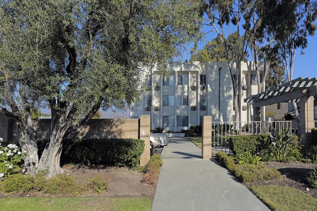 Clark Terrace in Baldwin Park, CA - Foto de edificio - Building Photo