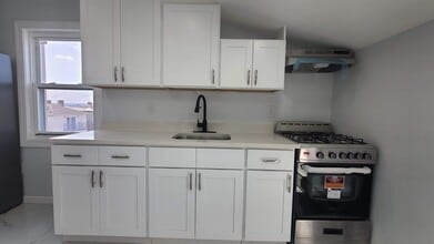 213 Fowler Ave in Jersey City, NJ - Building Photo - Building Photo