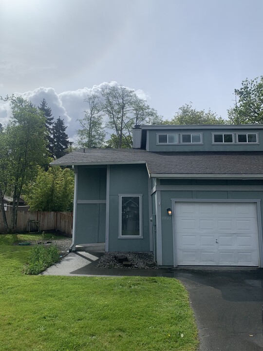 1921 87th Avenue Ct W in University Place, WA - Foto de edificio