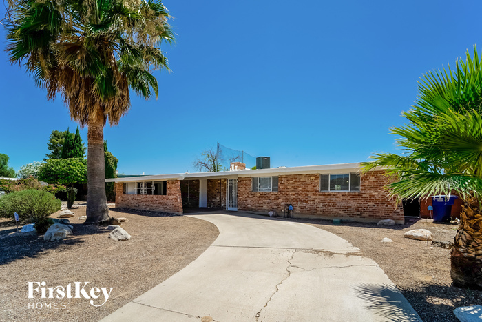 2132 S Camino Seco in Tucson, AZ - Building Photo