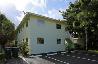 Island City Apartments in Oakland Park, FL - Building Photo - Building Photo