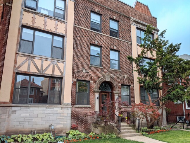 property at 1405 W Jarvis Ave