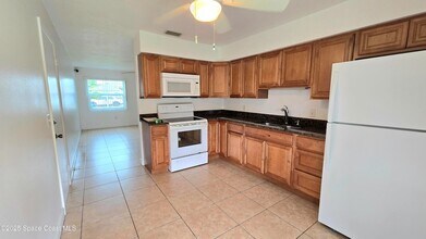 535 Lee Ave, Unit A in Satellite Beach, FL - Foto de edificio - Building Photo