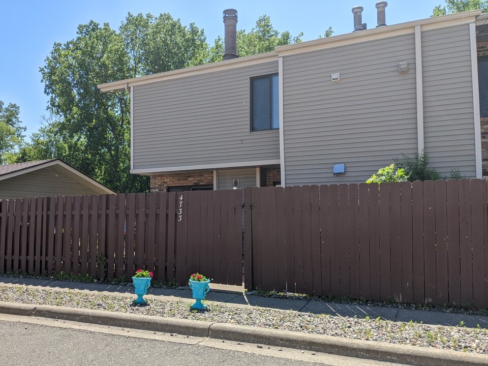 4733 Cedar Lake Rd S in Minneapolis, MN - Foto de edificio