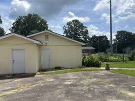 105 Peachtree St in Fort Valley, GA - Building Photo