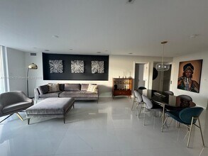 5001 Collins Ave, Unit 15a in Miami Beach, FL - Foto de edificio - Building Photo