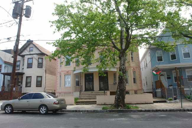 182-184 Madison Ave in Perth Amboy, NJ - Foto de edificio - Building Photo