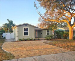 5610 Kelly Dr N in St. Petersburg, FL - Building Photo