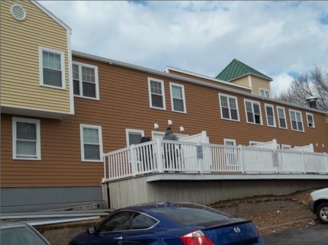 Harold Hartwell Court in Lowell, MA - Foto de edificio