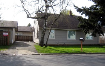 Stark Street Crossing in Portland, OR - Building Photo - Building Photo