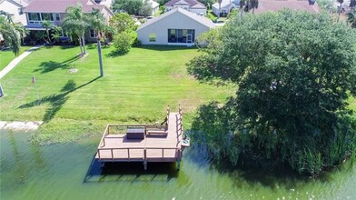 833 Bayou View Dr in Brandon, FL - Foto de edificio - Building Photo