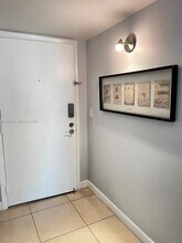 19501 E Country Club Dr in Miami, FL - Foto de edificio - Building Photo