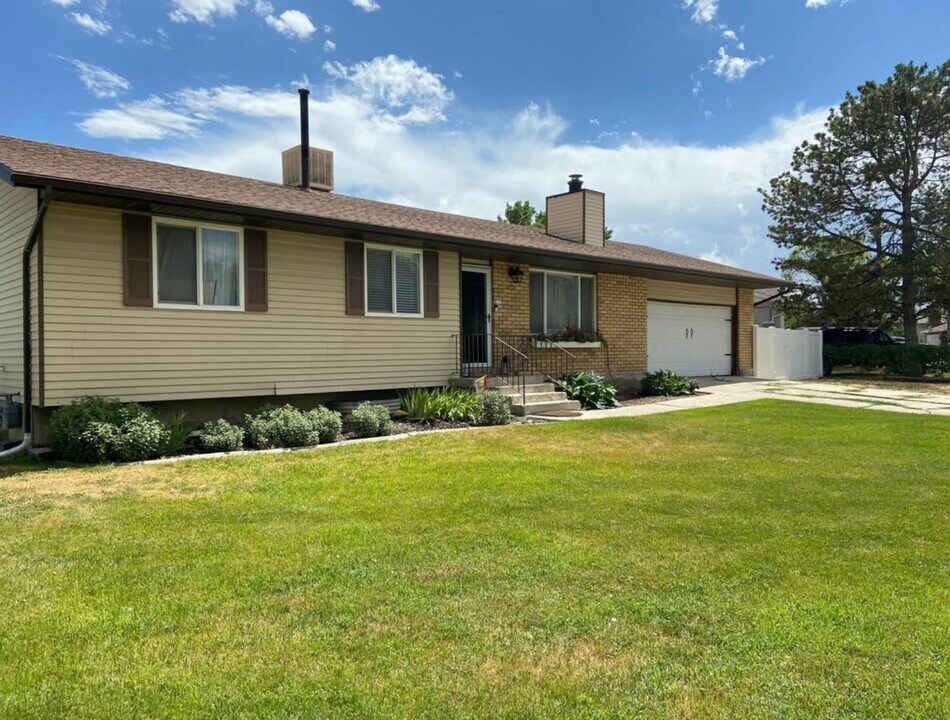 2139 W 12015 S in Riverton, UT - Building Photo