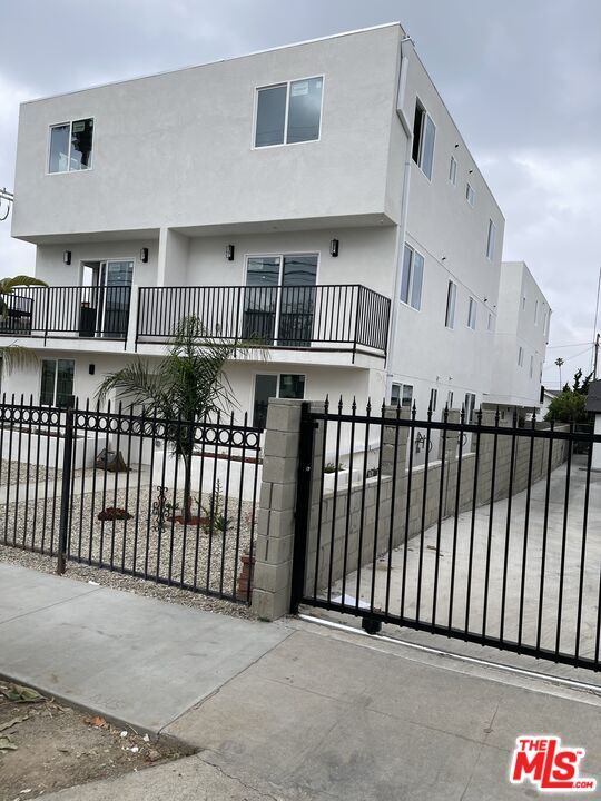 property at 1237 N Kenmore Ave