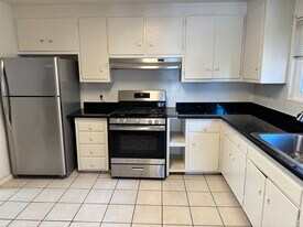 1530 Pacific Ave, Unit A in Alameda, CA - Building Photo