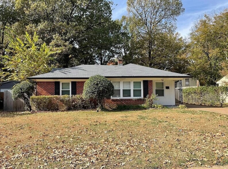 1653 Colonial Rd in Memphis, TN - Building Photo