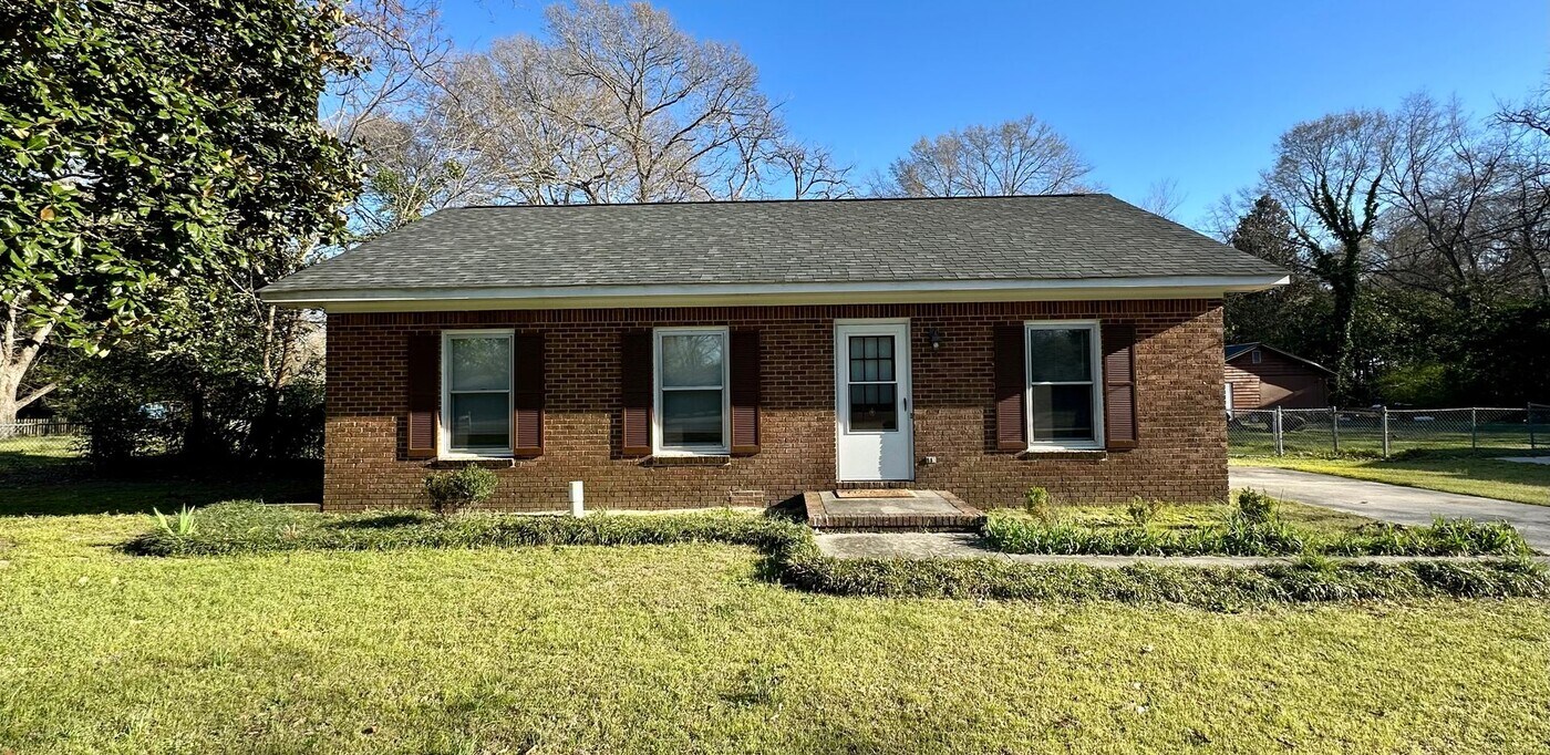 2099 Pinewood Rd in Sumter, SC - Foto de edificio