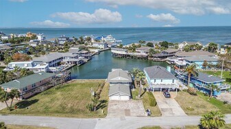 16542 E Bayside Way in Jamaica Beach, TX - Building Photo