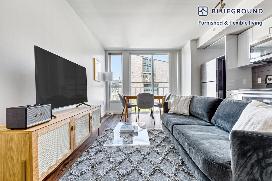 12258 NE 12th Ln in Bellevue, WA - Building Photo