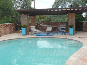 6890 N Casas Adobes Dr, Unit 1 in Tucson, AZ - Building Photo - Building Photo