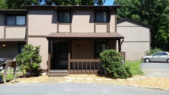 24180 Woodridge Cir in Bristol, VA - Building Photo