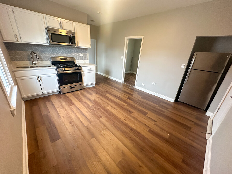 8643 S Exchange Ave in Chicago, IL - Building Photo