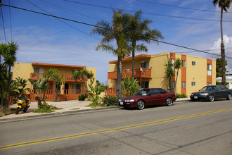 813 Carey Rd in San Diego, CA - Foto de edificio - Building Photo